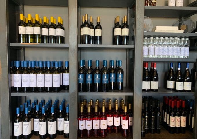 Weinregale — griechische Weine bei CAVA, Berlin-Charlottenburg