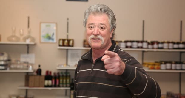 Christos Tziolis, Gr\u00fcnder der Weinhandlung CAVA in Berlin-Charlottenburg